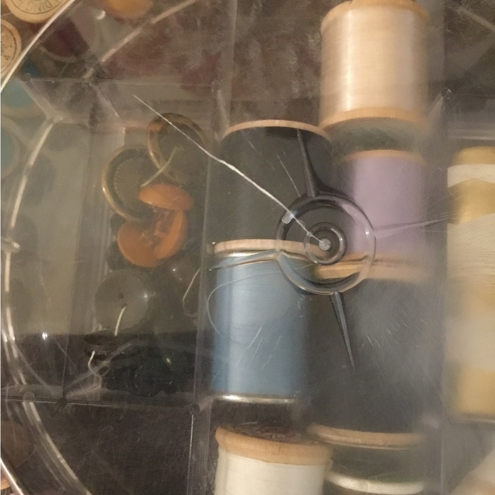 COPY - VTG Thread Sewing Storage Container - Picture 8 of 9